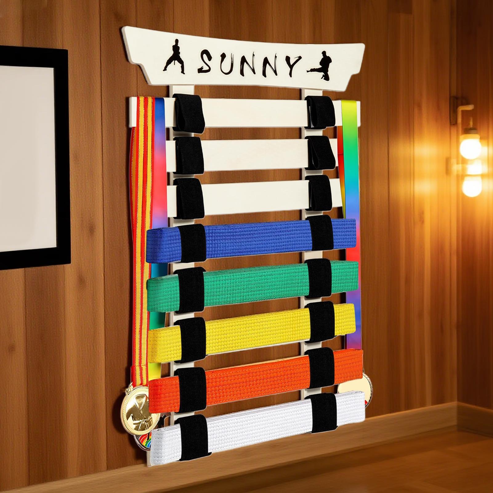 空手ベルトラック 空手ベルトオーガナイザー ハンガーとステッ - Sports Equipment Storage Rack のレビューと価格
