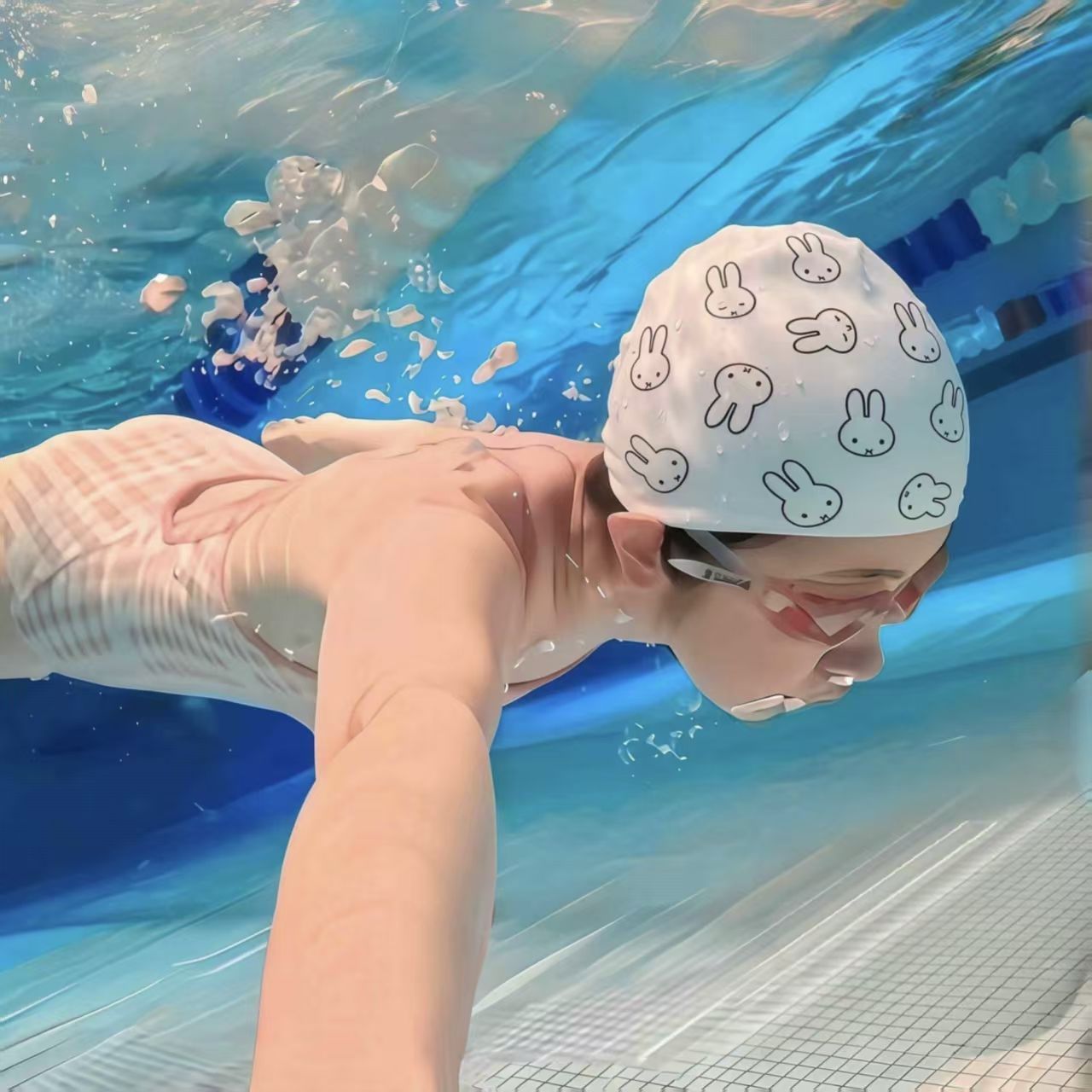 かわいいミッフィーの女の子用スイミングキャップ、見た目も良く - Swim Cap Silicone のレビューと価格