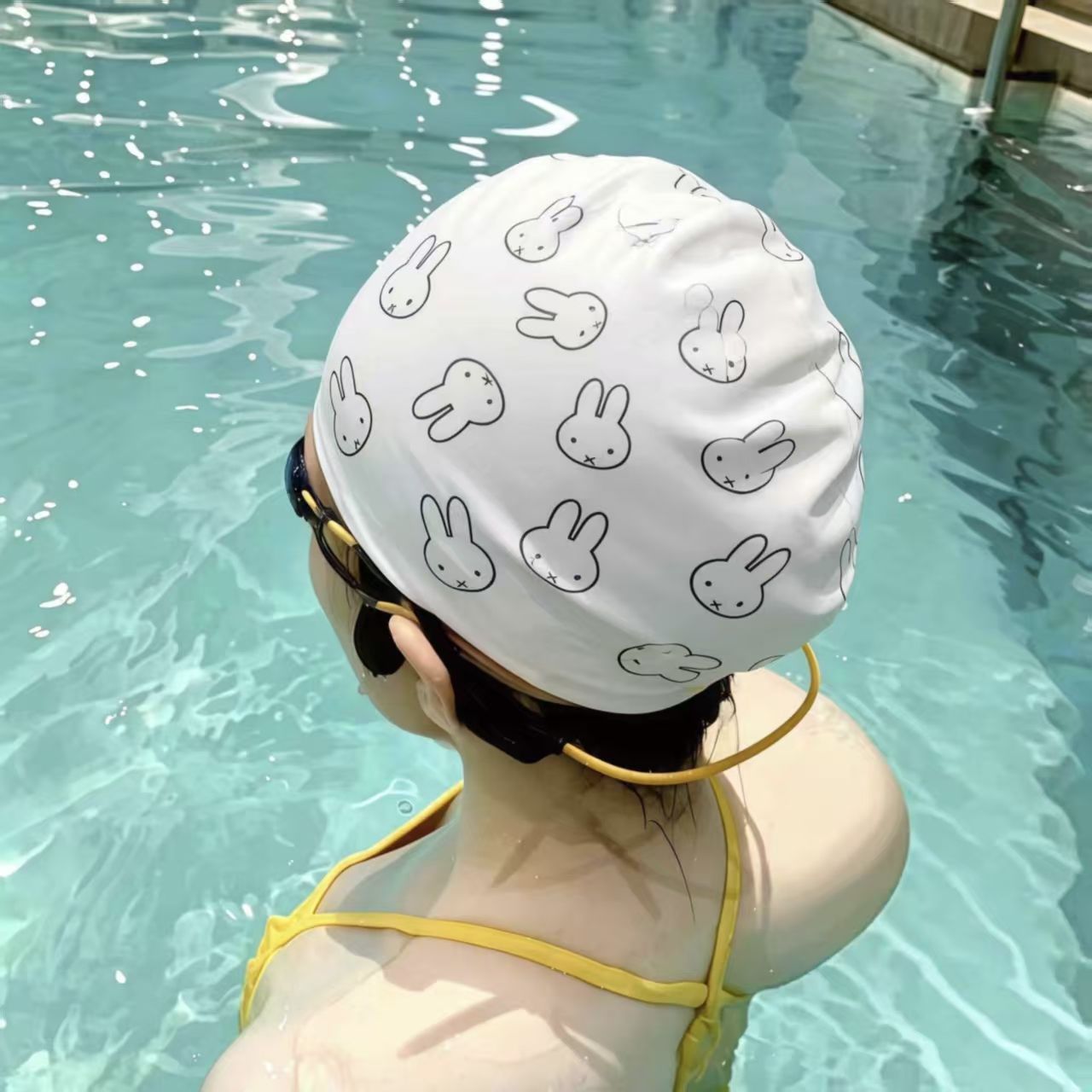 かわいいミッフィーの女の子用スイミングキャップ、見た目も良く - Swim Cap Silicone のレビューと価格
